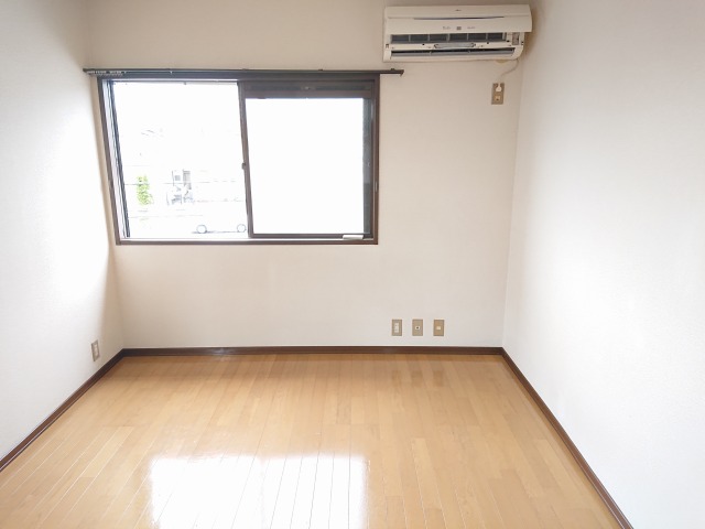 居室・リビング　洋室6帖　明るい室内