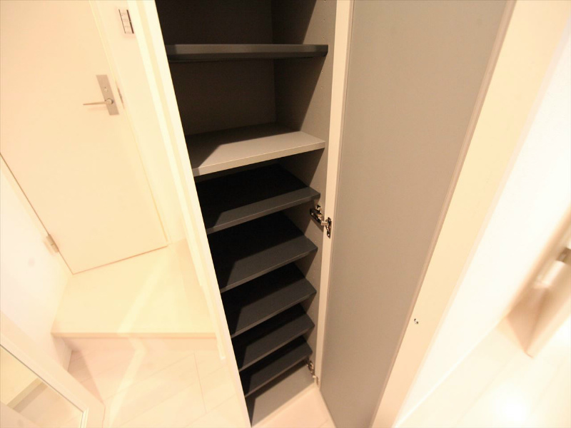 玄関　玄関　シューズボックス付（収納充実してます）