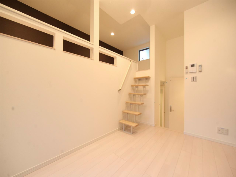 居室・リビング　洋室6.1帖　上階ロフト6.3帖（収納でも部屋でも使えます）