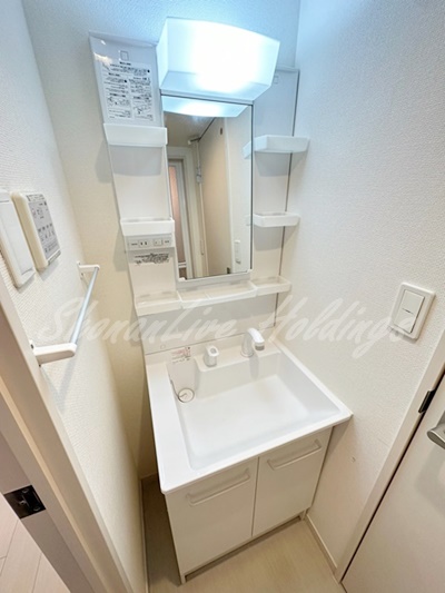 洗面設備　明るい洗面所です