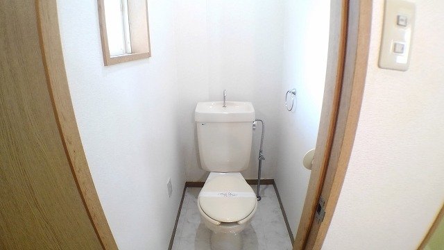 トイレ　落ち着いた色調のトイレです