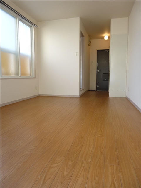 居室・リビング　窓もある明るい洋室ですよ♪