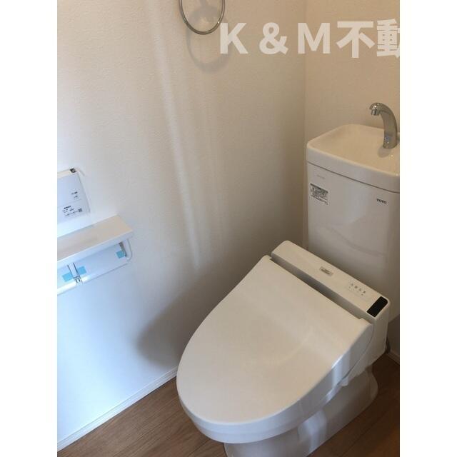 トイレ　落ち着いた色調のトイレです