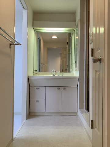 洗面設備　洗髪洗面化粧台ついてます１