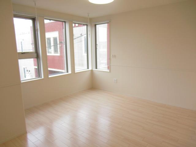 居室・リビング　コーナーサッシで明るいリビング