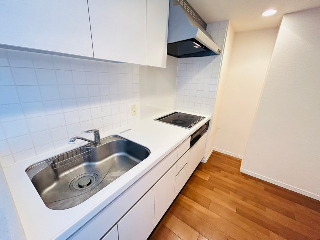 キッチン　IH3口のグリル付きのシステムキッチン