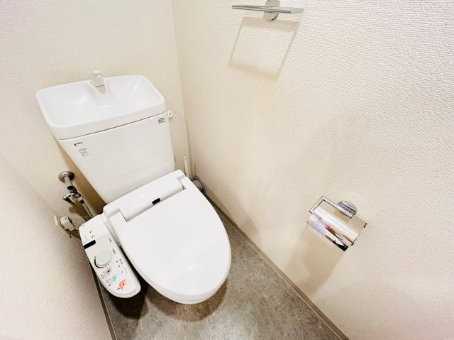 トイレ　温水洗浄便座付きのトイレ