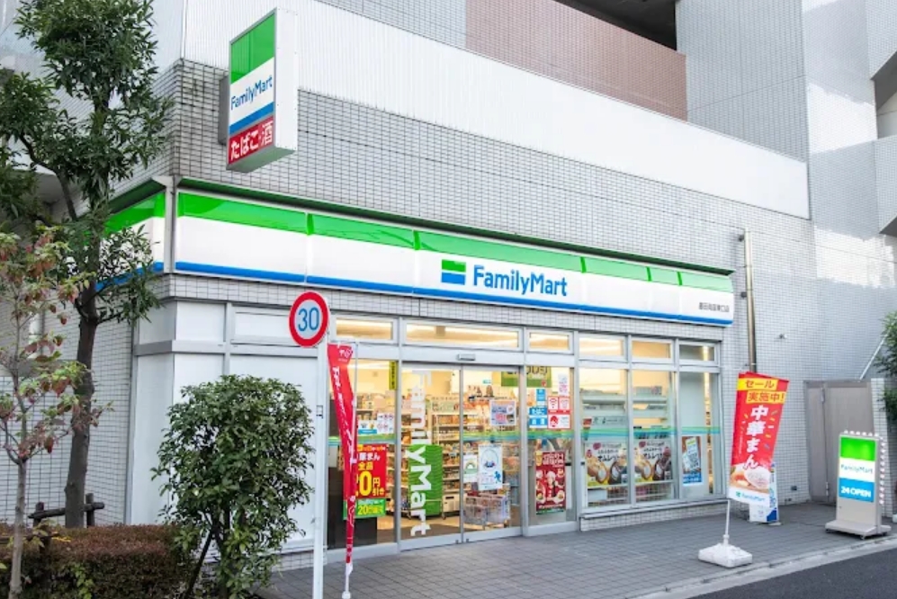 コンビニ　ファミリーマート墨田両国東口店（コンビニ）まで136m