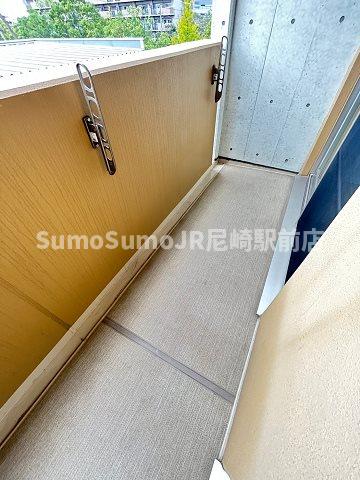 バルコニー　暖かな日差しのふりそそぐバルコニー