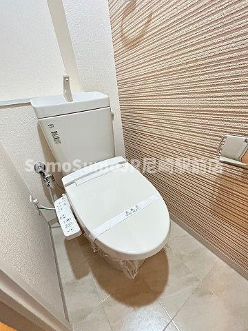 トイレ　落ち着いた色調のトイレです