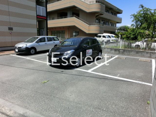 駐車場　敷地内の駐車場あります