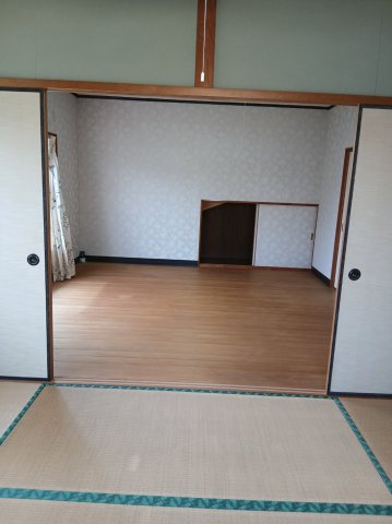 居室・リビング　2階は洋室と和室の二間続きです。