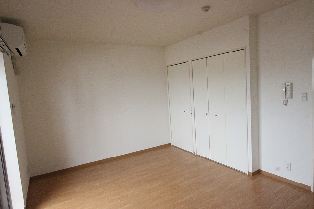 居室・リビング　同物件別号室のものです。