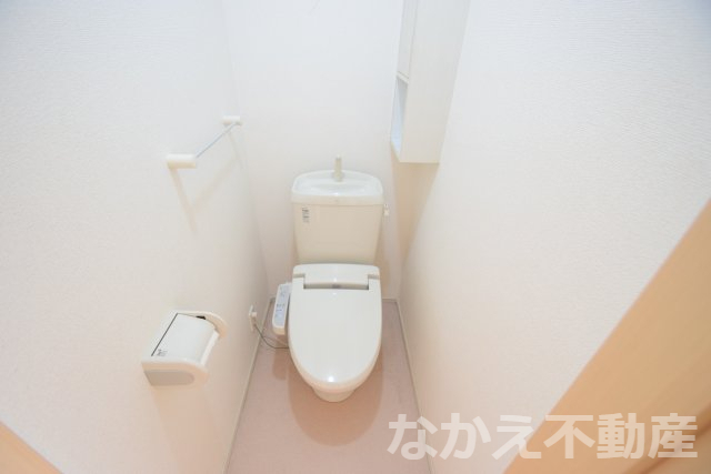 トイレ　落ち着いた色調のトイレです