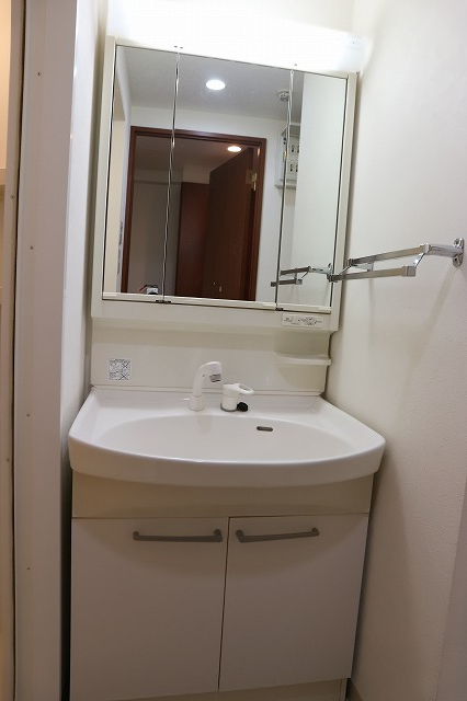 洗面設備　独立の洗面台付きです