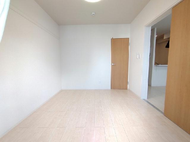 居室・リビング　洋室　ベランダ側から