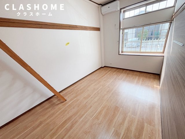 居室・リビング　同物件の別部屋になります。