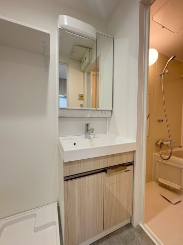 洗面設備　明るい洗面所です