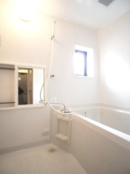 バス・シャワールーム　換気できる窓があります♪