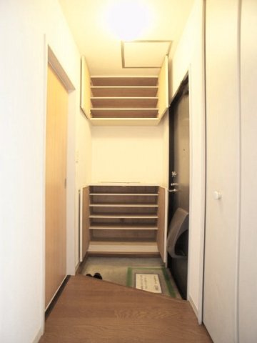 玄関　たくさん収納できるシューズボックス付きです♪
