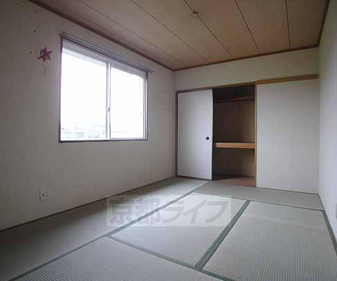 居室・リビング　和室部分。収納も広いです・