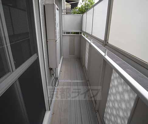 バルコニー　ベランダ部分。目隠しもあります。