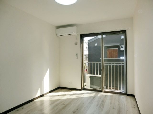 居室・リビング　エアコン完備で夏も冬も快適です