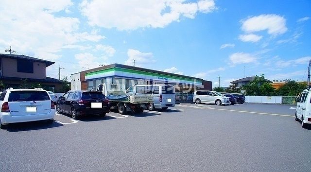 コンビニ　ファミリーマート（コンビニ）まで757m