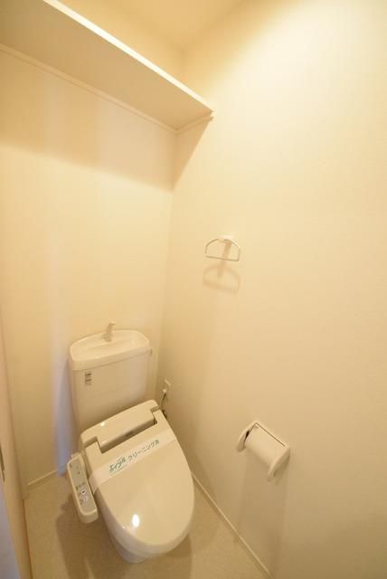 トイレ　ウォシュレット付き。