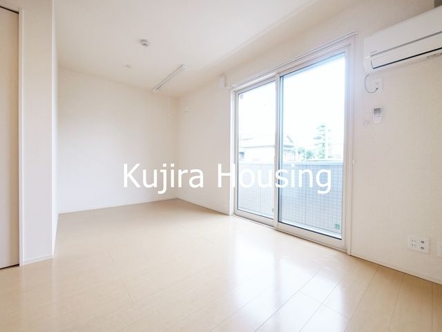 居室・リビング　10.7帖の洋室です★