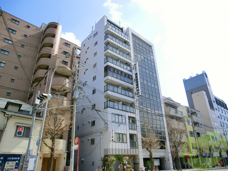 建物外観　白く高くそびえ建つシャープな外観