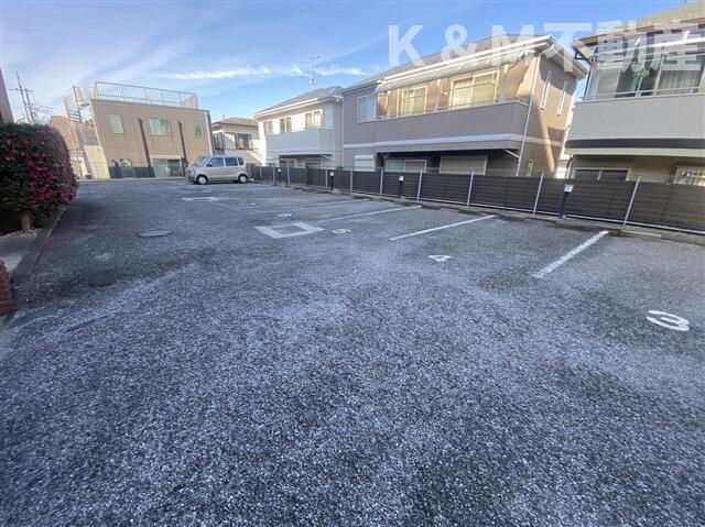 駐車場　駐車場があるので、車を買う予定の方も安心です