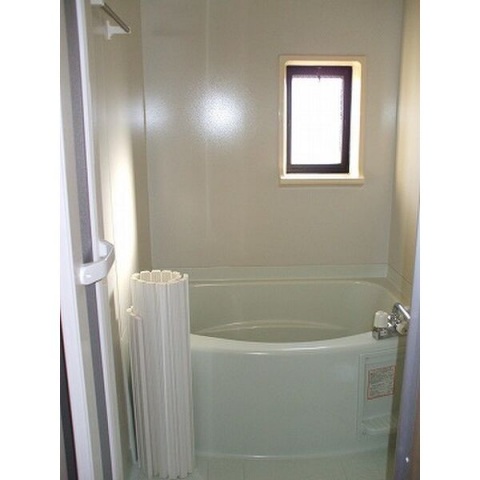 バス・シャワールーム　窓があり、換気良好。