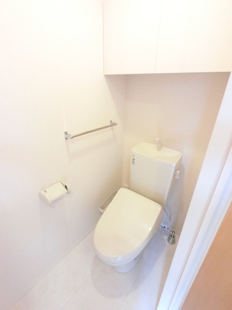 トイレ　冬でも温かく快適です。もちろん洗浄機能もついています。