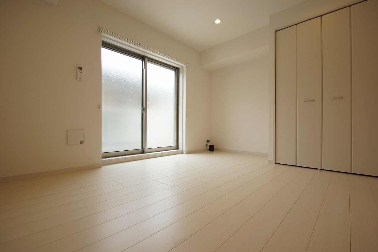 居室・リビング　落ち着いた色合いの床材を使用した居住空間です。