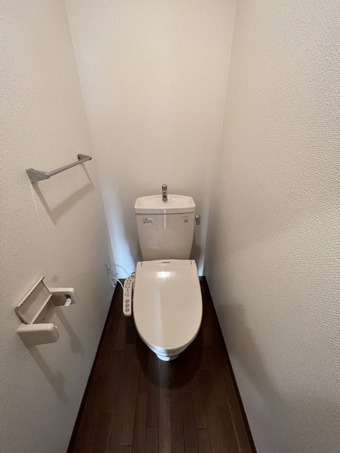 トイレ　シャワートイレ完備。