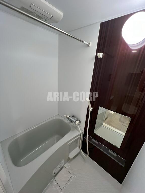 バス・シャワールーム　浴室乾燥付き。カラーパネル採用でお洒落なバスルームです。