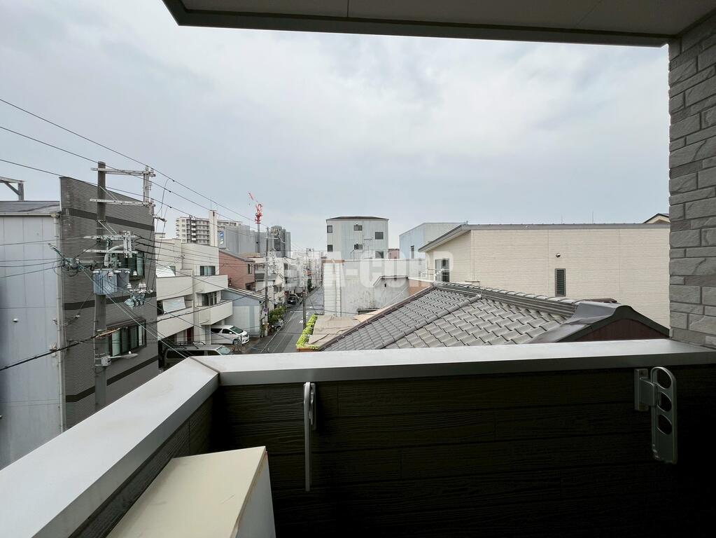 バルコニー　バルコニー、室内物干し、浴室乾燥と3箇所お洗濯物を干せます！