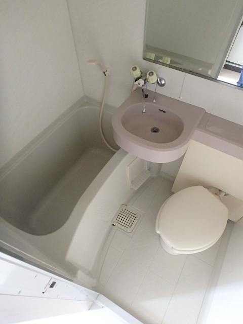 バス・シャワールーム　清潔感のあるバスルームです。