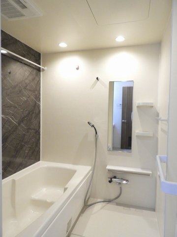 バス・シャワールーム　落ち着いた空間のお風呂です