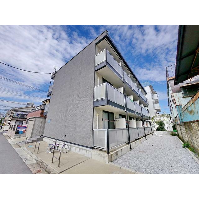 建物外観　鉄骨造３階建