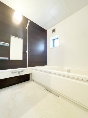 バス・シャワールーム　追い焚き機能付きのお風呂です♪