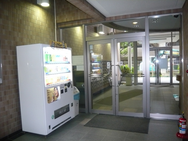 エントランス　エントランスには自動販売機があります