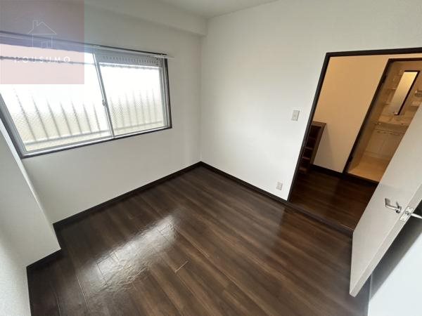 その他部屋・スペース　落ち着いた色調の寝室です