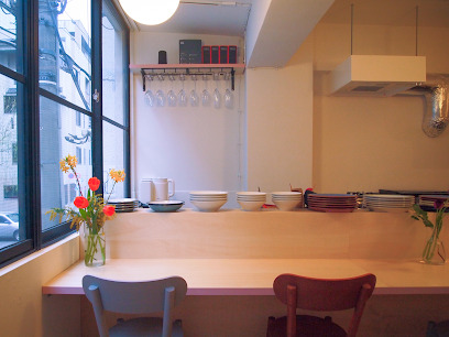 飲食店　LUGAR COMUM(ルガール コムン)（飲食店）まで146m