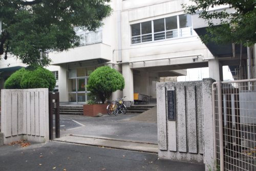 中学校　市川市立第六中学校（中学校）まで924m