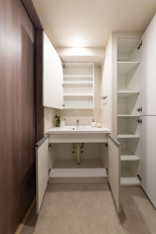 洗面設備　独立洗面台、小物を置くことができて便利です