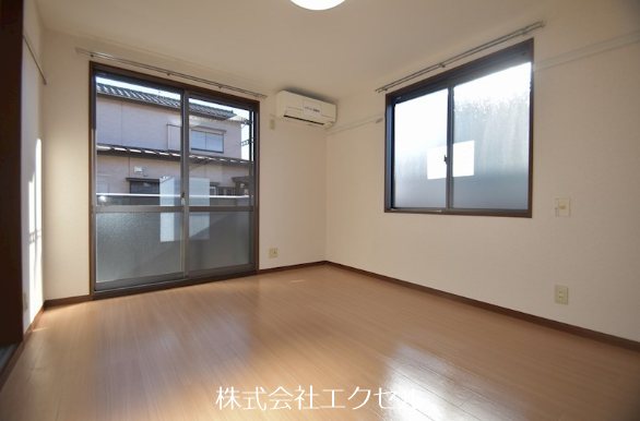 居室・リビング　二面採光の明るいお部屋です。