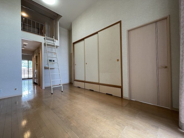 その他部屋・スペース　開放的な寝室です