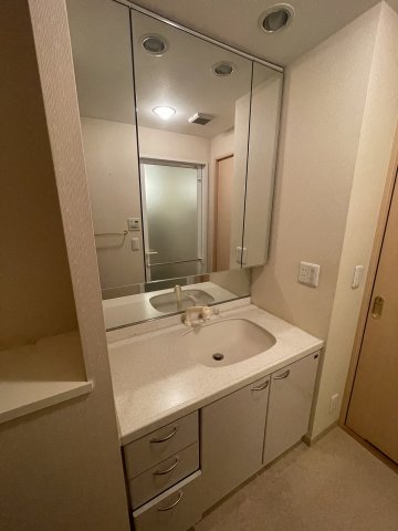 洗面設備　コンパクトで使いやすい洗面所